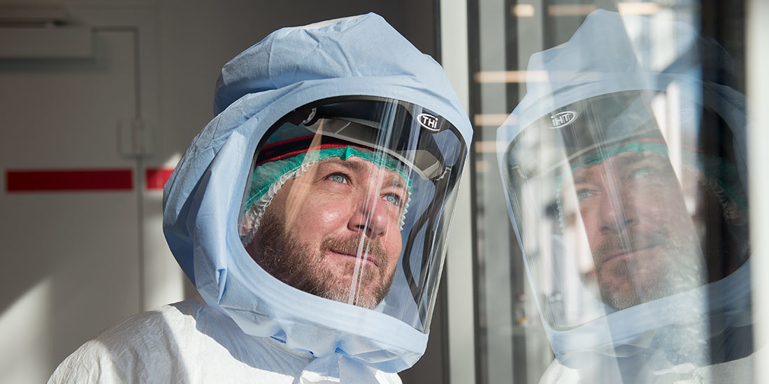 Prendas Tyvek® IsoClean® asociadas con el casco de aire comprimido ViVi®-CR
